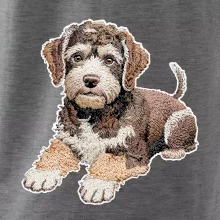 Lagotto romagnolo ležicí vyšívaný na prsu