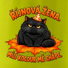 Říjnová žena mrzutý černý kocour na javorovém listu