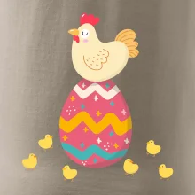 Slepice sedící na velikonočním vejci