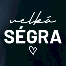 Velká ségra -  nápis na prsou