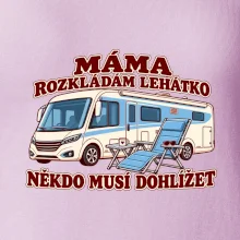 Máma rozkládám lehátko někdo musí dohlížet integrovaný obytňák