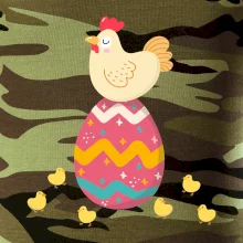 Slepice sedící na velikonočním vejci