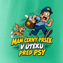 Černý pásek v útěku před psy