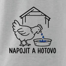 Slepice u misky s krmením