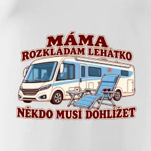 Máma rozkládám lehátko někdo musí dohlížet integrovaný obytňák