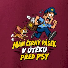 Černý pásek v útěku před psy