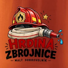 Hrdina s hasičskou přilbou a hadicí