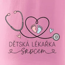 Dětská lékařka srdcem - stetoskop a dětské stopy