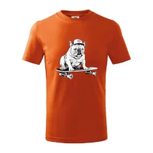 Černobílý buldok na skateboardu