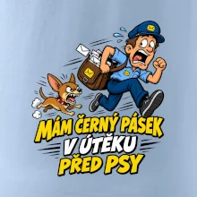 Černý pásek v útěku před psy
