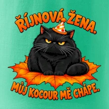 Říjnová žena mrzutý černý kocour na javorovém listu
