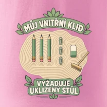 Můj vnitřní klid vyžaduje uklizený stůl