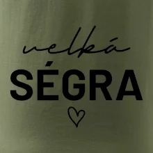 Velká ségra -  nápis na prsou