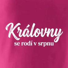 Černobílý nápis  Královny se rodí v srpnu