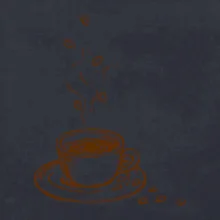 Hrnek plný čerstvé kávy