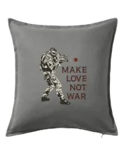 Růže ve zbrani, make love not war