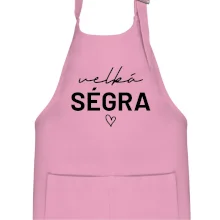 Velká ségra -  nápis na prsou