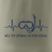 Můj tep zpomalí až pod vodou křivka EKG s maskou a šnorchlem