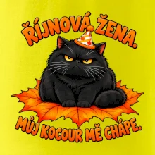Říjnová žena mrzutý černý kocour na javorovém listu