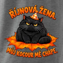 Říjnová žena mrzutý černý kocour na javorovém listu