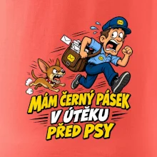 Černý pásek v útěku před psy