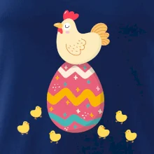 Slepice sedící na velikonočním vejci