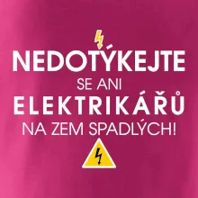 Nedotýkejte se ani elektrikářů na zem spadlých