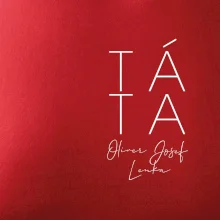 Nápis táta na prsu se jmény dětí