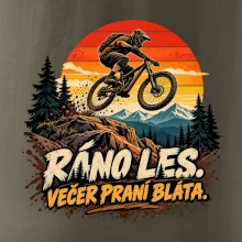 Ráno les večer praní bláta na kole