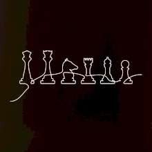 Šachové figurky v řadě - obrys