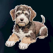 Lagotto romagnolo ležicí vyšívaný na prsu