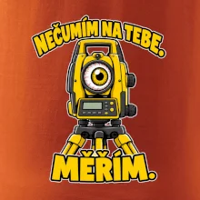 Geodet nečumím na tebe měřím