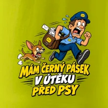 Černý pásek v útěku před psy