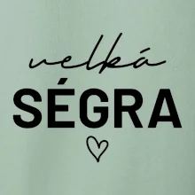 Velká ségra -  nápis na prsou