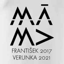 Máma v geometrickém fontu se jmény