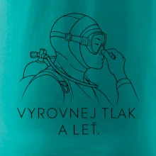 Vyrovnej tlak a leť potápěč v neoprenu držící si nos