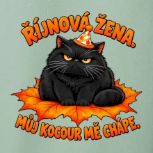Říjnová žena mrzutý černý kocour na javorovém listu