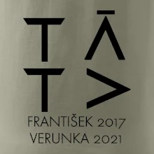 Táta v geometrickém fontu se jmény