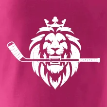 Lev s hokejkou v tlamě