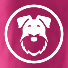 Knírač v kolečku na prsu