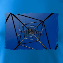 Stožár vysokého napětí zespodu