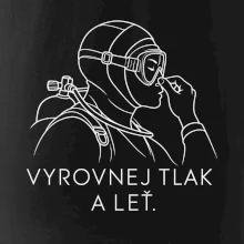 Vyrovnej tlak a leť potápěč v neoprenu držící si nos