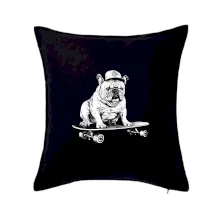 Černobílý buldok na skateboardu