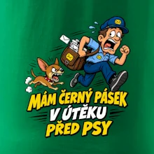 Černý pásek v útěku před psy