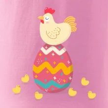 Slepice sedící na velikonočním vejci