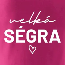 Velká ségra -  nápis na prsou