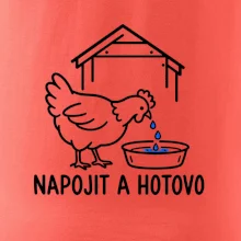 Slepice u misky s krmením