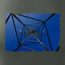 Stožár vysokého napětí zespodu