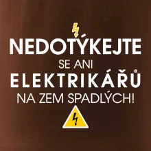 Nedotýkejte se ani elektrikářů na zem spadlých