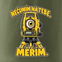 Geodet nečumím na tebe měřím
